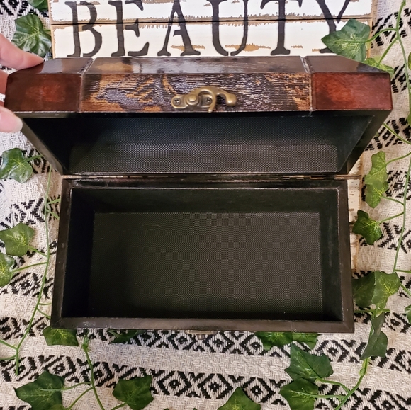 Fancy Wooden Storage/Jewelry/Knick-Knack Box With Latch New. - Picture 9 of 13